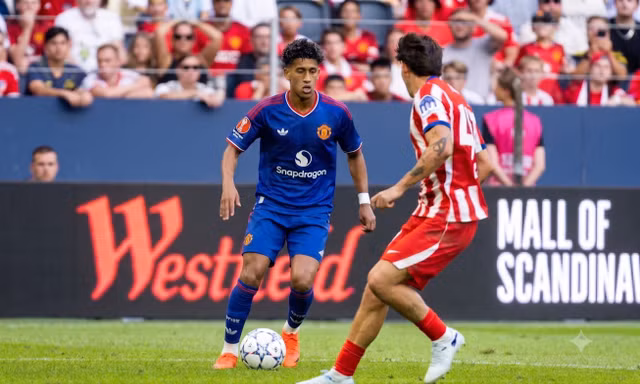 Thần đồng 15 tuổi vừa lập kỷ lục ra mắt Man United là ai?