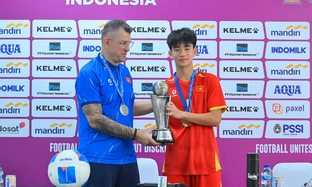 HLV Cristiano Roland nói gì sau chức vô địch thuyết phục của U17 Việt Nam?