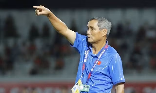 HLV Mai Đức Chung cảm ơn NHM, Bích Thùy rơi nước mắt sau trận thua Australia