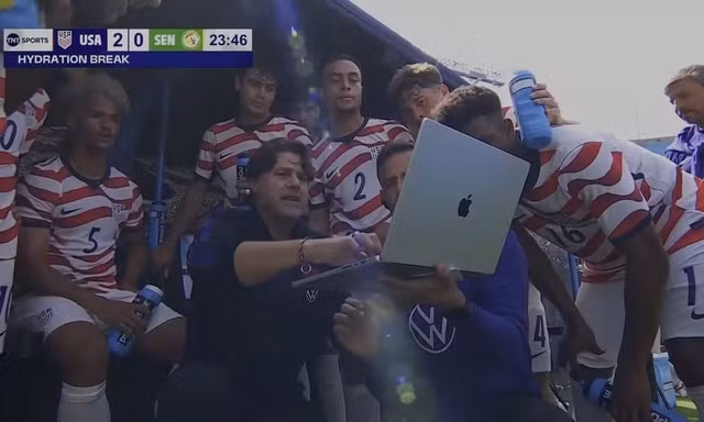 Đội tuyển Mỹ vận dụng linh hoạt luật mới nhưng vẫn sợ bị FIFA 'tuýt còi'