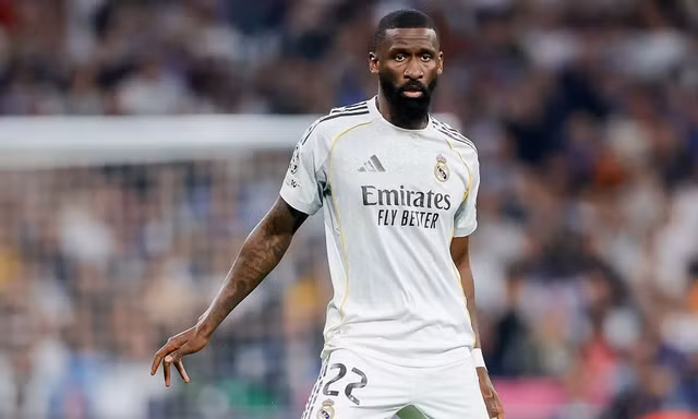 Hậu vệ Real Madrid chỉ trích đồng đội phòng ngự tệ, 'dâng bàn thắng' cho Bayern