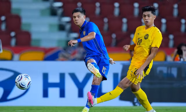 Trực tiếp Thái Lan vs Malaysia 1-0 (H1): Vào!!! Thái Lan mở tỷ số trên chấm phạt đền 