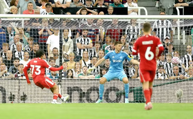 Salah kiến tạo, kỷ lục gia 16 tuổi ghi bàn giúp Liverpool đánh bại Newcastle
