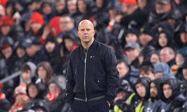 Arne Slot bức xúc vì Liverpool mất penalty trong ngày thua PSG