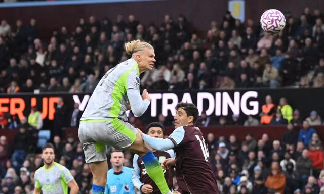 Man City thua sốc, bị MU đuổi kịp tại Ngoại hạng Anh