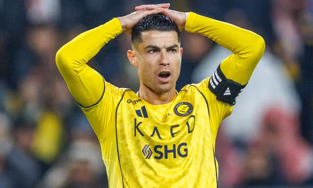 Giới chủ Saudi Arabia lệnh cho Ronaldo phải chấm dứt đình công, xỏ giày ra sân ngay lập tức