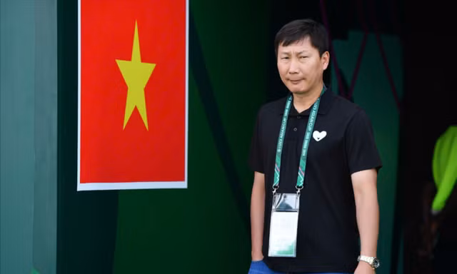 Tiến vào tứ kết, HLV Kim Sang-sik nhắn nhủ 'hãy cùng mơ về một kỳ tích'