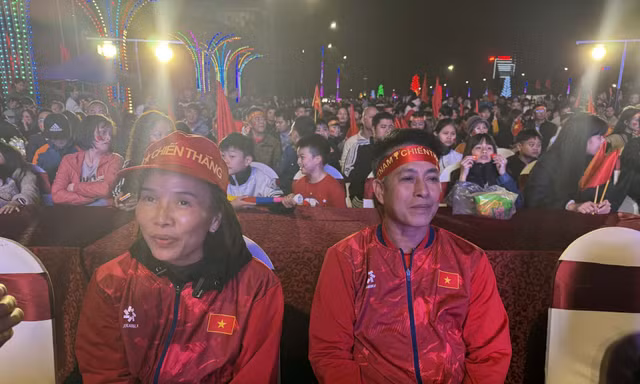 Người dân Hưng Yên đổ về Quảng trường, cùng gia đình Minh Phúc cổ vũ U23 Việt Nam
