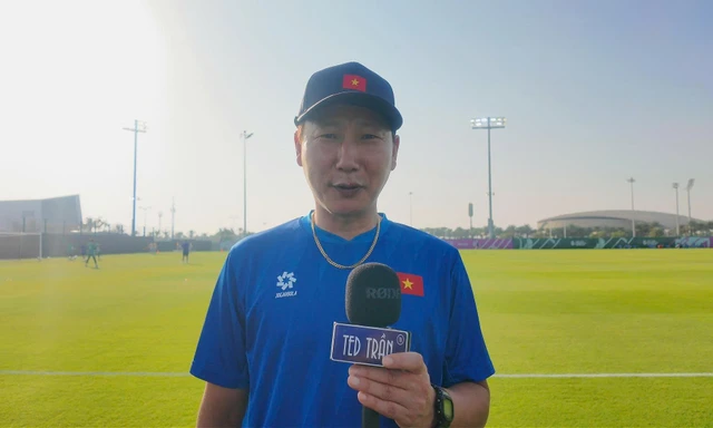 HLV Kim Sang-sik nói về chiếc áo đen may mắn, quả táo của Đình Bắc và 3 điểm tiếp theo