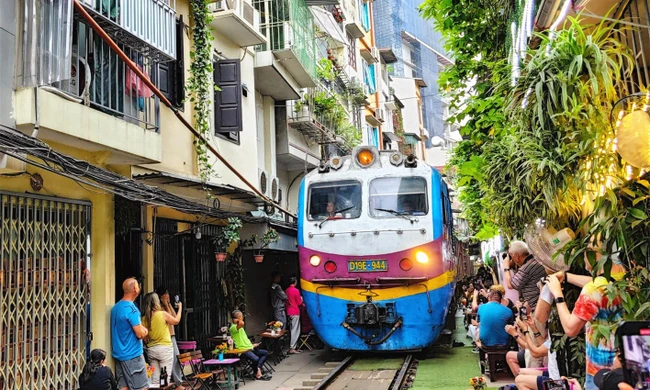 Giảm chạy tàu qua phố cà phê đường tàu Hà Nội