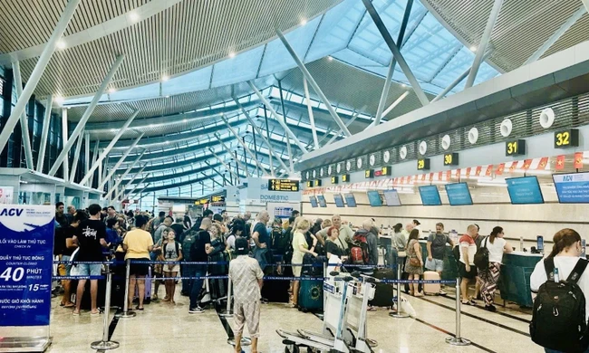 Đường tới sân bay Phú Bài bị chia cắt, 17 đoàn tàu phải tạm dừng