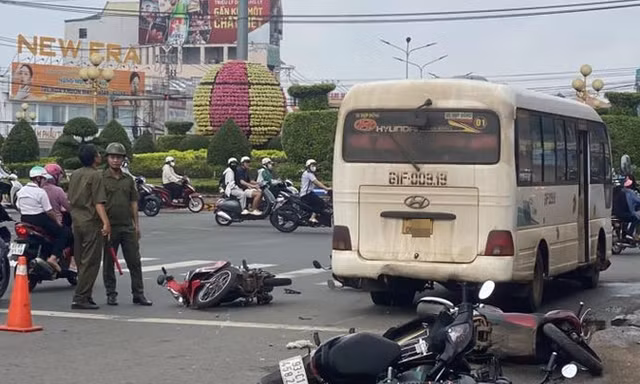 Hiện trường xe khách 'lùa' hàng loạt xe máy đang dừng đèn đỏ ở Đồng Nai
