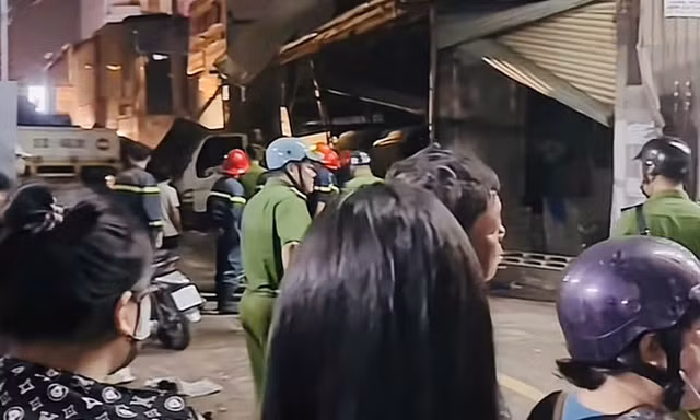 Nổ lớn bên trong công ty ở TPHCM, 'xé toạc' nhiều nhà dân