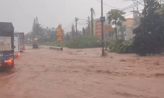 Quốc lộ thành sông, tài xế ô tô lập ‘hàng rào’ cứu xe máy giữa dòng nước xiết