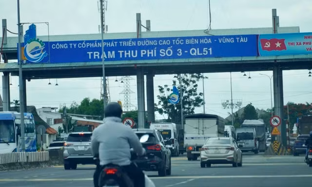 Trạm đã dừng thu phí từ lâu nhưng vẫn án ngữ ngay Quốc lộ 51, cản trở giao thông