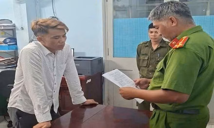 Khởi tố đối tượng cầm dao khống chế, hành hung nữ thẩm phán tại Đồng Tháp