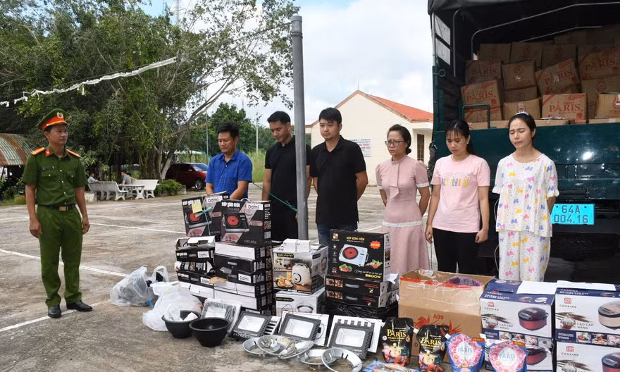 Khởi tố nhóm người mang đồ gia dụng giá rẻ về nông thôn rồi thổi phồng chất lượng, bán gấp 10 lần giá gốc 