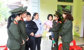 Hội phụ nữ Phòng An ninh đối ngoại nhận đỡ đầu cháu Đoàn Đông Quân và Đoàn Đông Nhi.