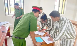 Cán bộ Trại tạm giam số 2 – Công an tỉnh Bắc Ninh làm thủ tục trả tự do cho phạm nhân được giảm hết thời hạn chấp hành án phạt tù còn lại.