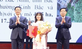 Lãnh đạo tỉnh Bắc ninh trao chứng nhận đầu tư cho doanh nghiệp. Ảnh: Nguyễn Thắng