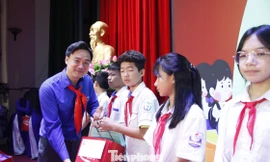 Lãnh đạo Tỉnh Đoàn Bắc Ninh trao quà tặng các em có hoàn cảnh khó khăn vươn lên học giỏi. Ảnh: Nguyễn Thắng