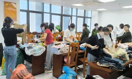 Ban Phụ nữ Công an tỉnh Bắc Ninh phân loại quần áo để ủng hộ bà con vùng lũ ở tỉnh Phú Yên (cũ).