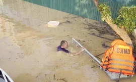 Phó Trưởng Công an xã ở Bắc Ninh lặn gần 2m phá khóa cứu hai mẹ con giữa lũ dữ