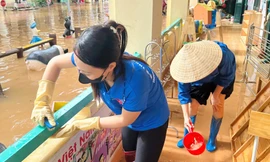 Tại các khu vực bị ảnh hưởng, các tình nguyện viên tổ chức dọn dẹp bùn đất, vệ sinh trường học, trạm y tế, nhà văn hóa để sớm ổn định sinh hoạt cho người dân sau bão.