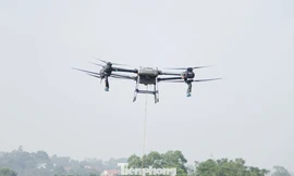 Bay drone vận chuyển hàng tấn hàng hỗ trợ người dân vùng lũ bị cô lập ở Bắc Ninh. Ảnh: Nguyễn Thắng