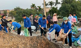 Sức trẻ tỉnh Bắc Ninh cùng chung tay hỗ trợ đắp đê Đẩu Hàn, góp phần bảo vệ cuộc sống người dân.
