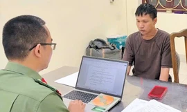 Cán bộ Cơ quan An ninh điều tra Công an tỉnh Bắc Ninh làm việc với đối tượng Nìm Cún Pẩu.