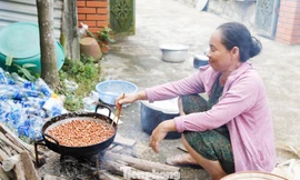 Những ngày ngập lụt lịch sử, người dân thôn Đậu luôn duy trì "bếp ăn yêu thương". Ảnh: Nguyễn Thắng