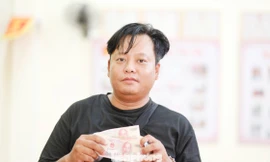 Lãnh đạo phường Bắc Giang trực tiếp trao quà tiền Quốc khánh 2/9 đến người dân. Ảnh: Nguyễn Thắng