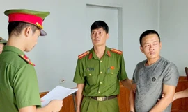 Công an tỉnh Bắc Ninh đọc lệnh bắt giữ đối tượng Duyệt.