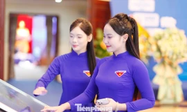 Đại biểu đang xem Kỷ yếu điện tử.