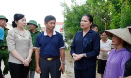 Đoàn công tác tặng quà gia đình chính sách bị ảnh hưởng bởi lũ lụt. Ảnh: Nguyễn Thắng