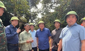 Phó Thủ tướng Thường trực Chính phủ Nguyễn Hoà Bình kiểm tra mưa lũ tại Bắc Ninh. Ảnh: VGP