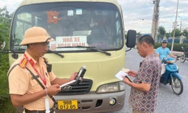 Cảnh sát giao thông tỉnh Bắc Ninh kiểm tra phương tiện tham gia giao thông.