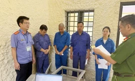 Cơ quan chức năng tỉnh Bắc Ninh tống đạt các quyết định tố tụng đối với các bị can. Ảnh: VKSND tỉnh Bắc Ninh.