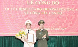 Thiếu tướng Bùi Duy Hưng - Giám đốc Công an tỉnh Bắc Ninh trao quyết định điều động Đại tá Nguyễn Quốc Vương giữ chức vụ Phó Giám đốc Công an tỉnh Bắc Ninh.