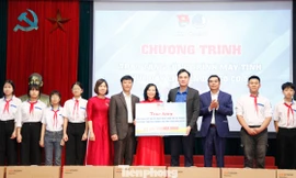 Tỉnh Đoàn Bắc Ninh trao máy tính tặng trường học ở xã Nhân Thắng.