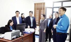 Bí thư Tỉnh ủy Bắc Ninh tham quan cơ sở vật chất, chia sẻ, động viên tinh thần làm việc của đội ngũ cán bộ, công chức Liên đoàn Lao động tỉnh.
