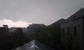 Mưa to, trời tối đen ở Bắc Ninh. Ảnh: Nguyễn Thắng