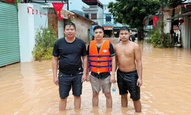 Anh Nguyễn Văn Tuyển (ngoài cùng bên trái) và anh Trần Văn Giang (ngoài cùng bên phải) sau khi giúp đỡ mẹ con chị Hương.