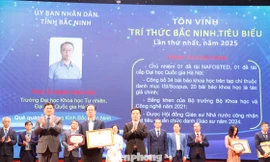 Bí thư Tỉnh ủy Bắc Ninh Nguyễn Hồng Thái (ngoài cùng bên trái) khen thưởng trí thức tiêu biểu.