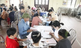 Người dân làm các thủ tục thu hồi giải phóng mặt dự án Cảng hàng không quốc tế Gia Bình. Ảnh: Nguyễn Thắng