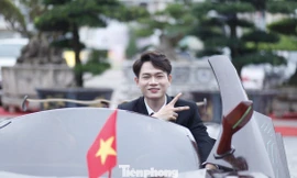 Nhạc sỹ, ca sỹ Tuấn Cry vui vẻ trải nghiệm đi xe ô tô bằng gỗ. Ảnh: Nguyễn Thắng