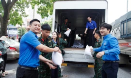 Phó Bí thư Tỉnh Đoàn Bắc Ninh Hà Thái Sơn và đoàn viên tiếp nhận quà tặng từ doanh nghiệp. Ảnh: Nguyễn Thắng