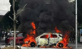 Hình ảnh ô tô bốc cháy ở Bắc Ninh.