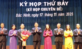 Lãnh đạo tỉnh Bắc Ninh tặng hoa chúc mừng ông Phạm Hoàng Sơn.